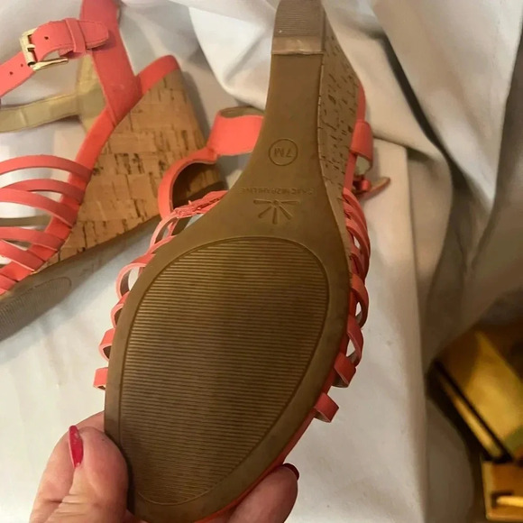 Isaac Mizrahi Coral Sandals 7m - Picture 3 of 7
